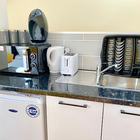 London Studio Apartments, Private Bathroom, Kitchenette, Parking, Np7 Eksteriør bilde