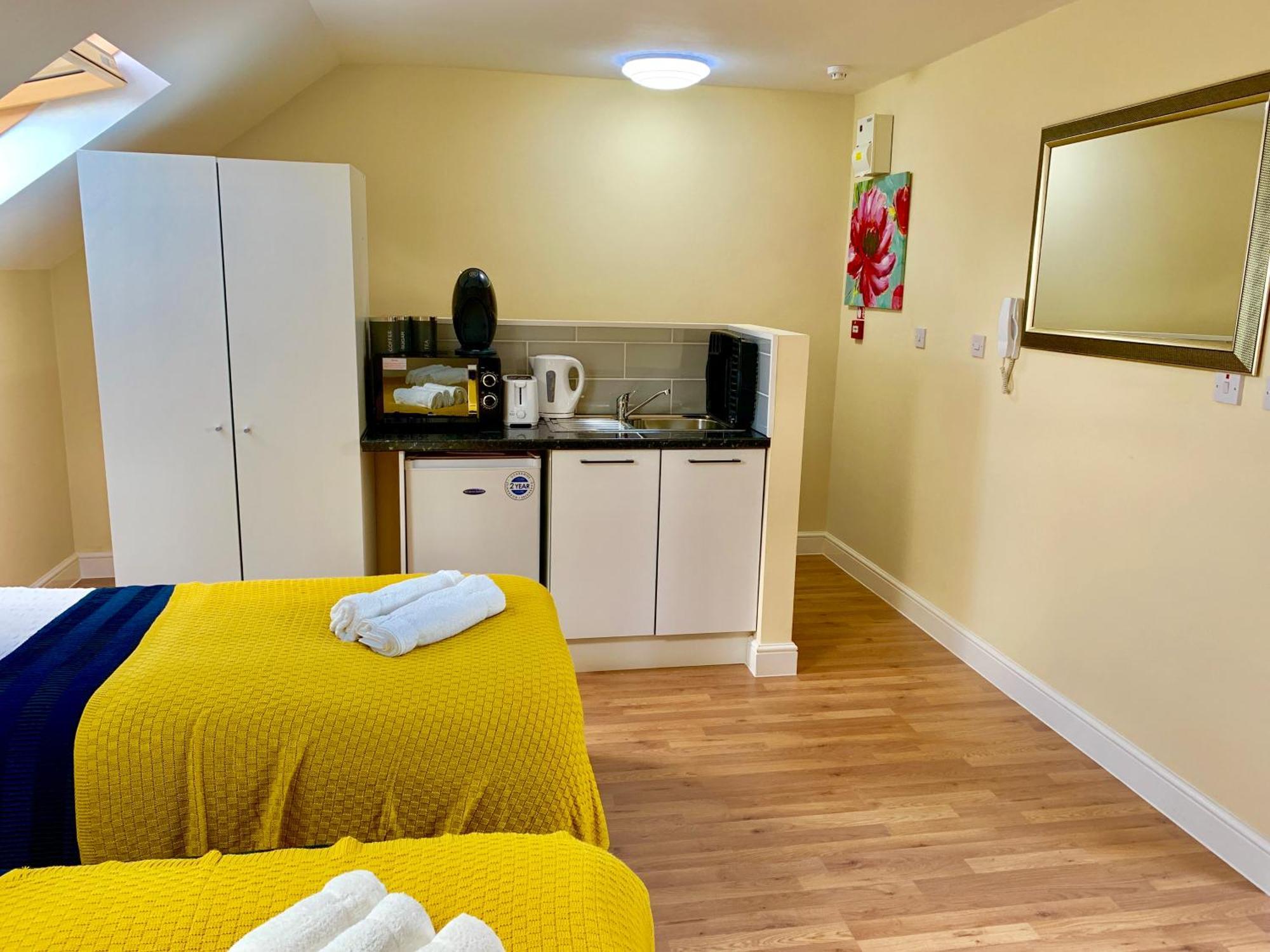 London Studio Apartments, Private Bathroom, Kitchenette, Parking, Np7 Eksteriør bilde