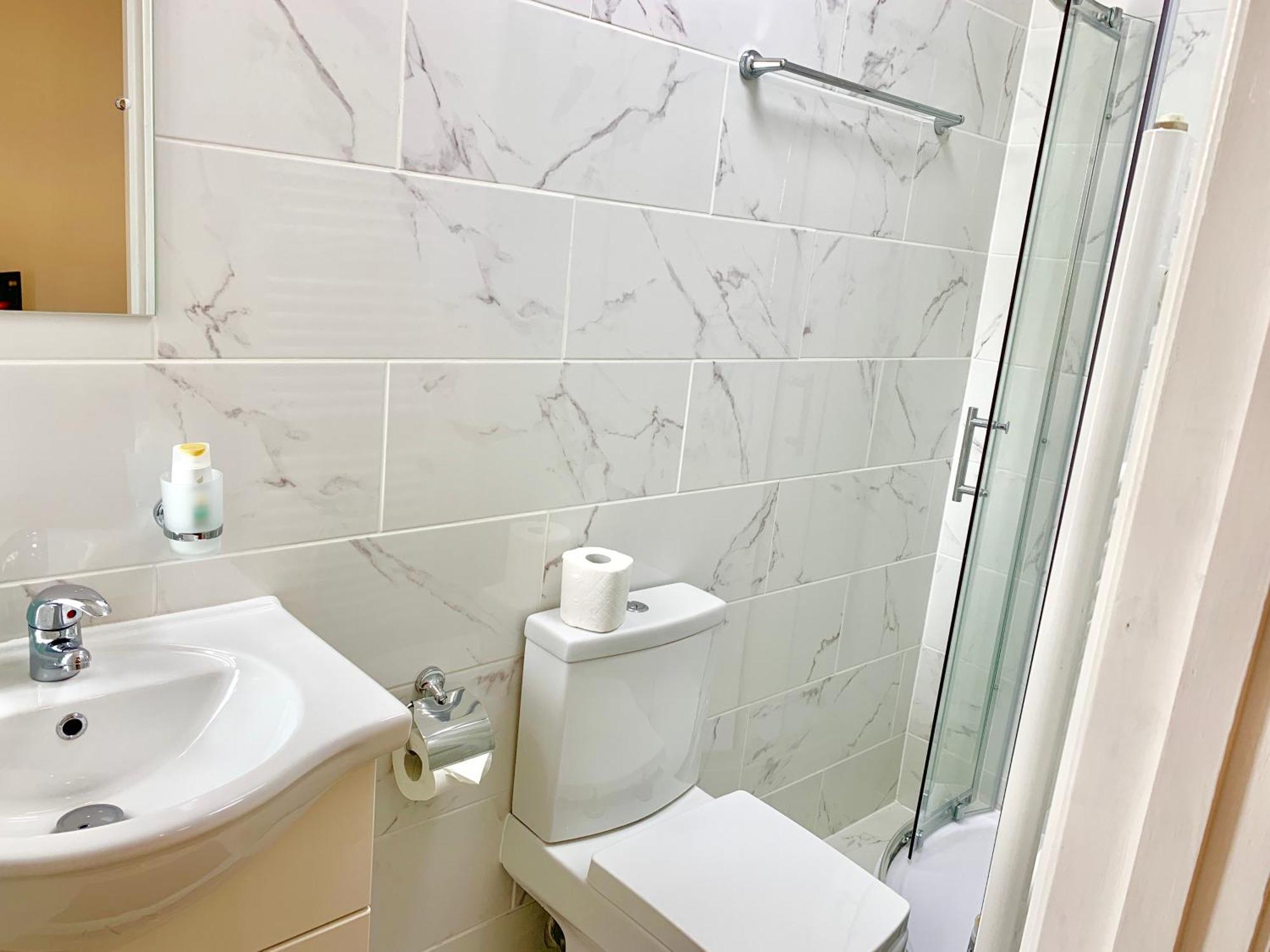 London Studio Apartments, Private Bathroom, Kitchenette, Parking, Np7 Eksteriør bilde